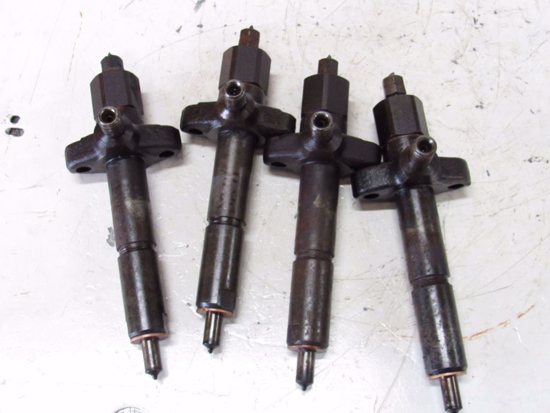 Picture of 4 Case David Brown K954826 Fuel Injectors FOR PARTS to Tractor